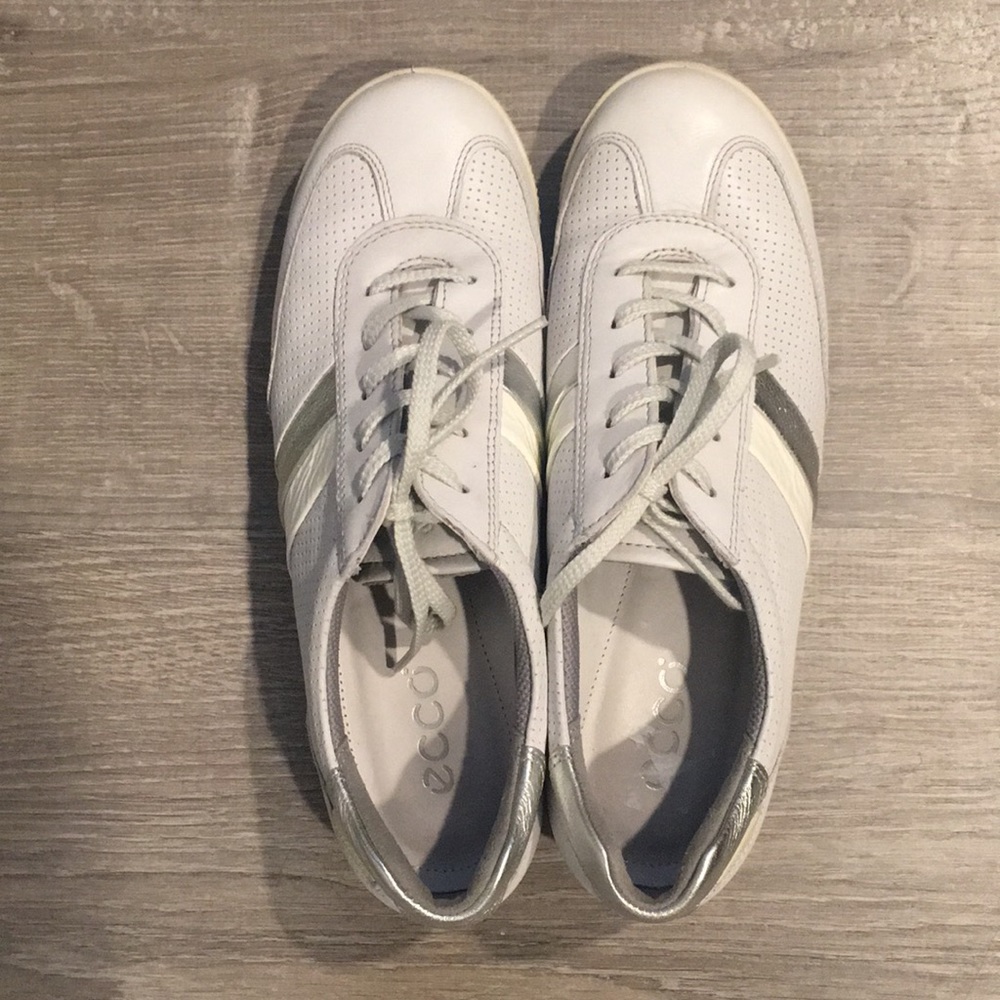 White leather women’s ecco sneakers Size 8